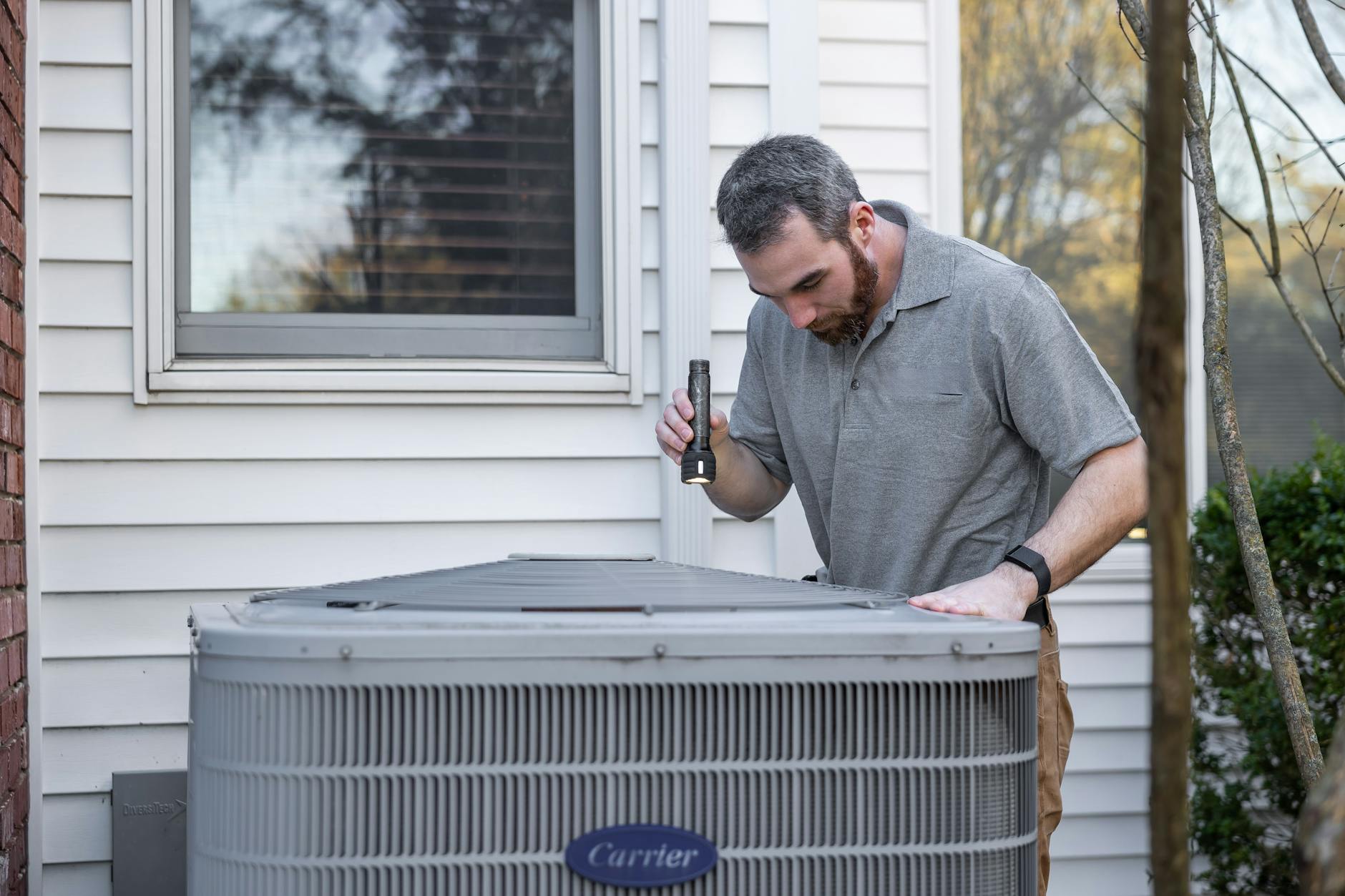 Serwisant sprawdza zewnętrzną jednostkę klimatyzacji HVAC