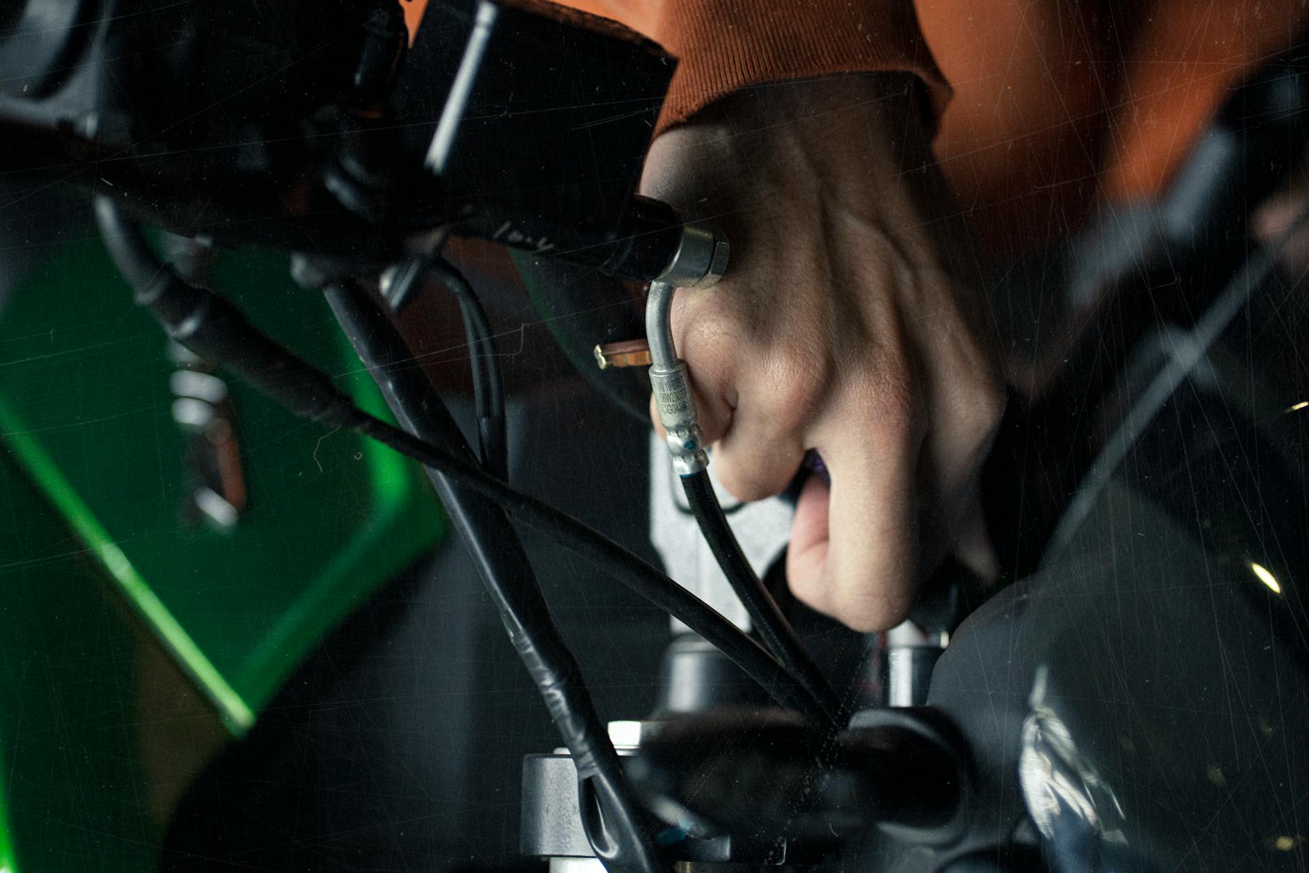 Regulacja linek hamulca ręcznego w motocyklu z bliska