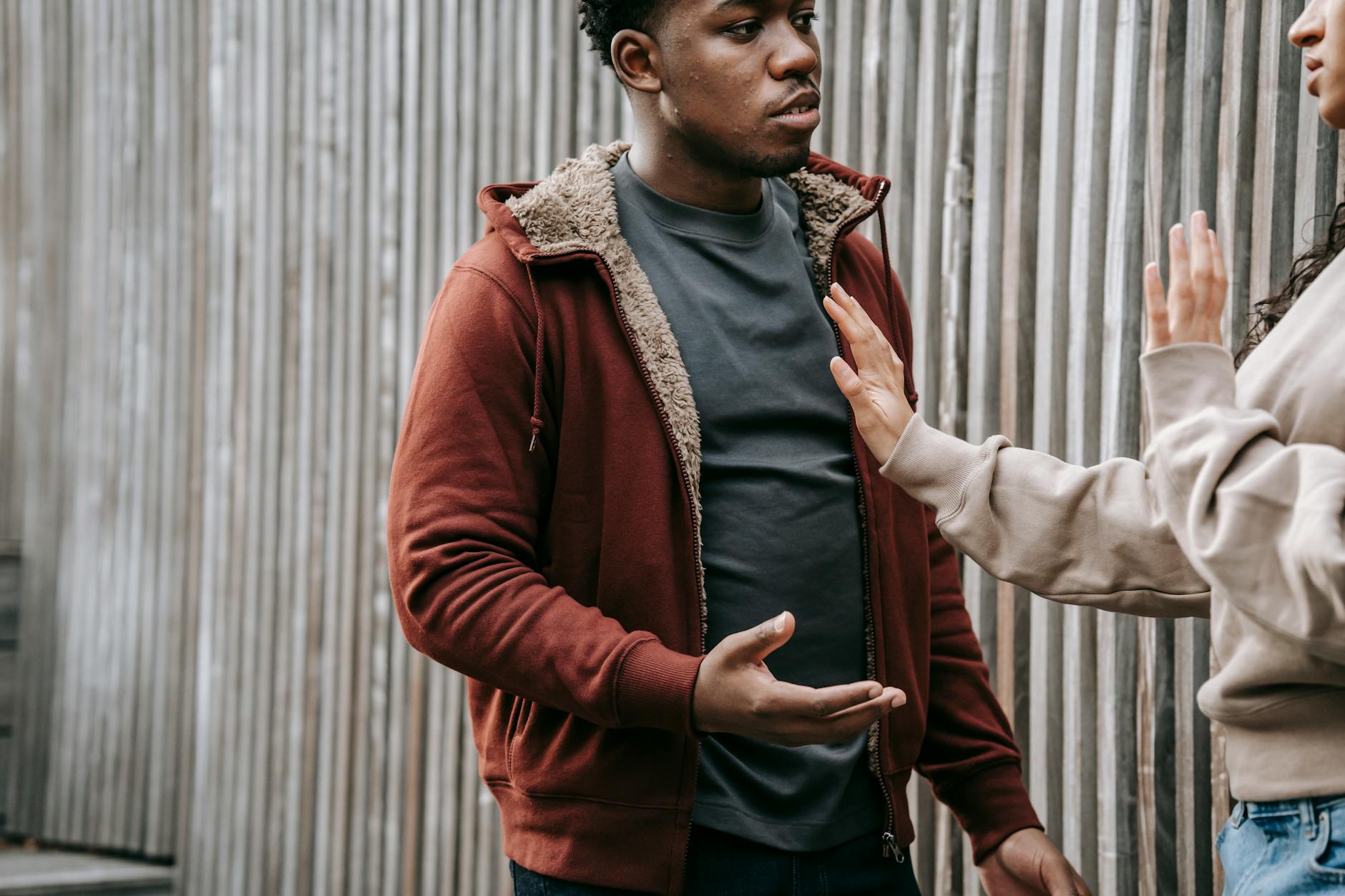 Para kłóci się na ulicy, kobieta powstrzymuje odchodzącego mężczyznę