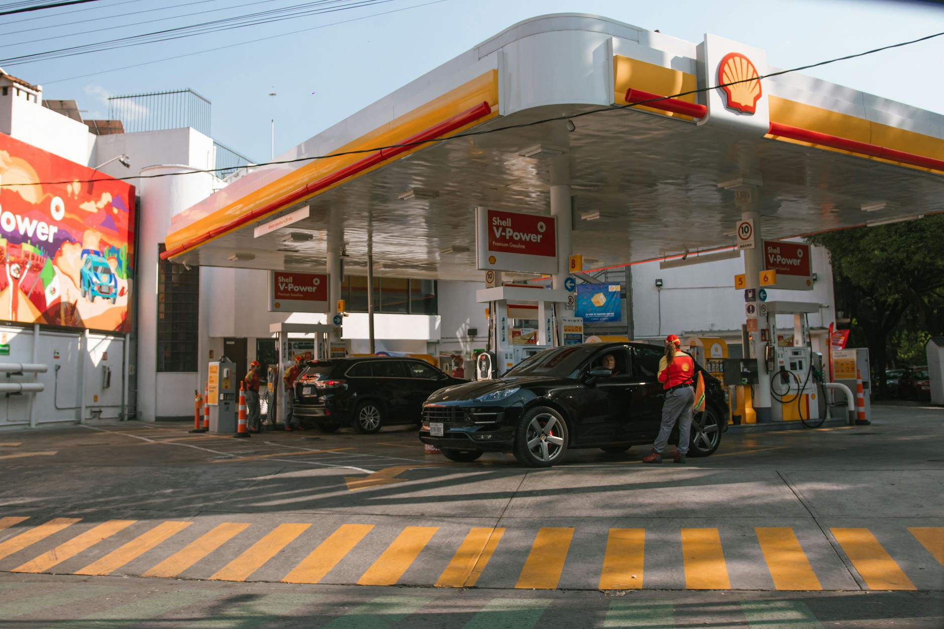 Stacja benzynowa Shell z samochodami tankującymi przy dystrybutorach