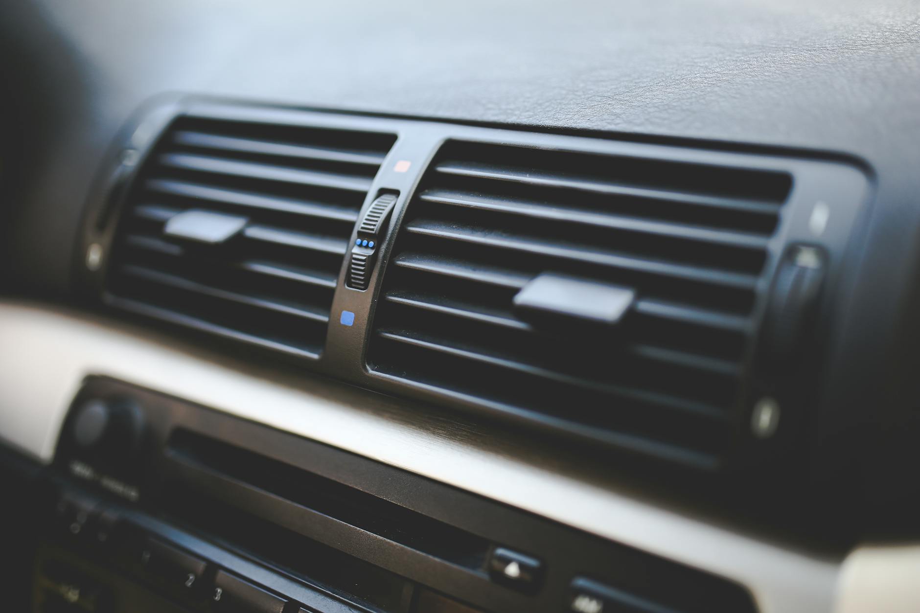 Kratki nawiewu klimatyzacji w nowoczesnym wnętrzu auta BMW