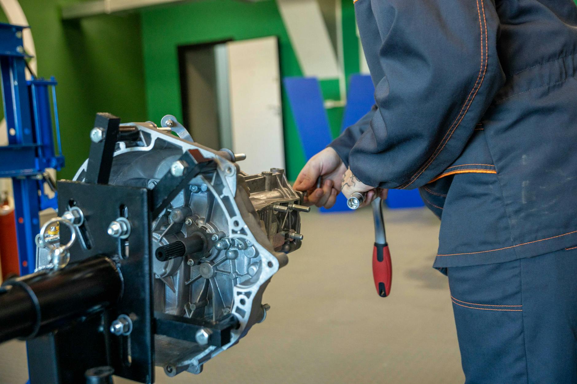 Mechanik naprawia skrzynię biegów w warsztacie samochodowym