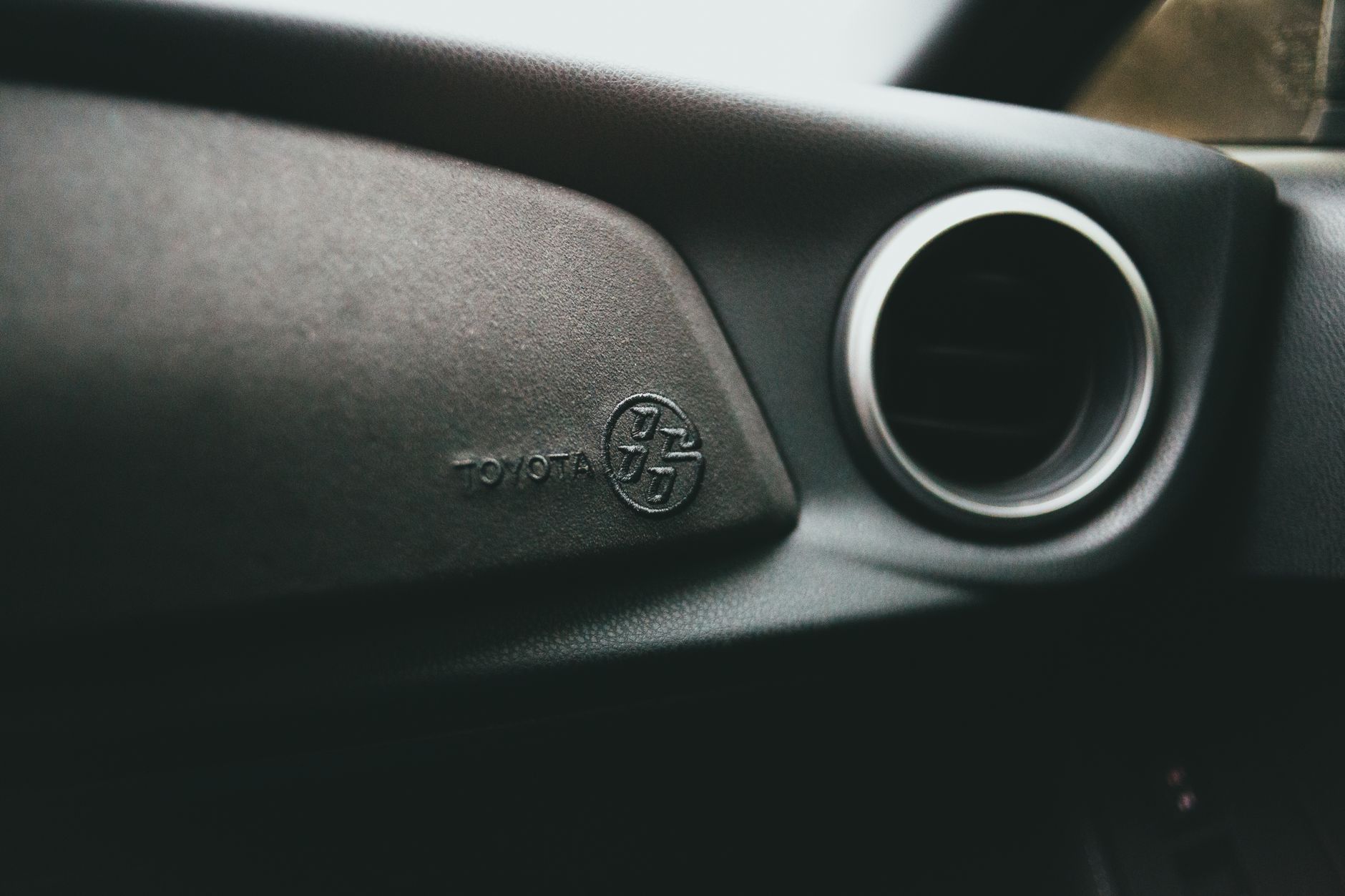Wnętrze Toyoty z widocznym nawiewem i kierownicą z logo